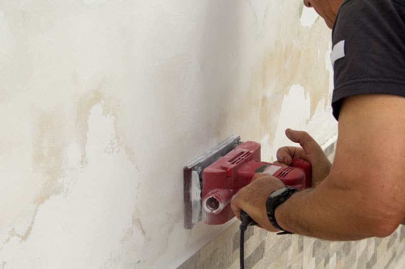 Cómo sacar la humedad de la pared antes de pintar?